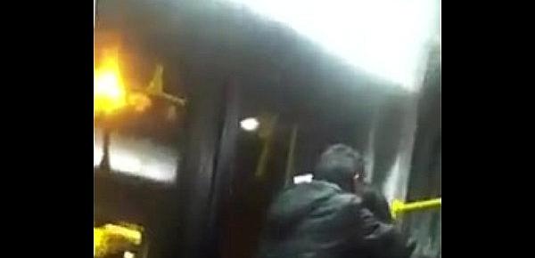  Mujer se orina en el transmilenio bus de bogota